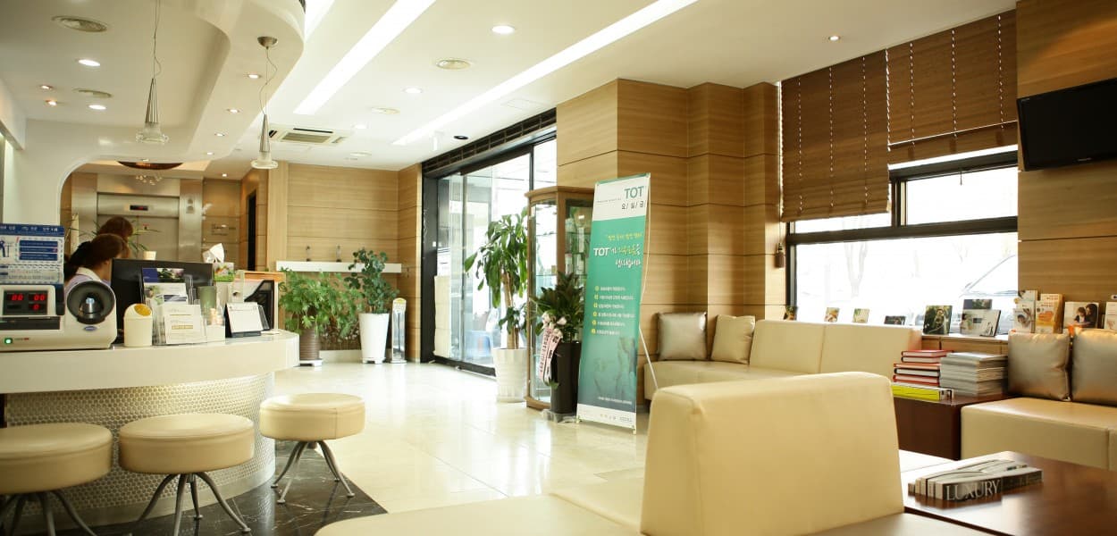 Bright, calm waiting lounge at Yoonho OBGYN in Apgujeong, Seoul